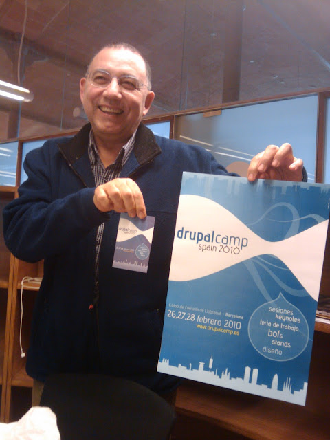 Jaume con el poster de la drupalcamp